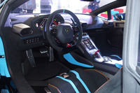 カーボンとアルカンターラでコーディネートされたインテリア。インストゥルメントパネルのデザインは、2019年3月に日本デビューを果たしたマイナーチェンジモデル「ウラカンEVO」に準じている。