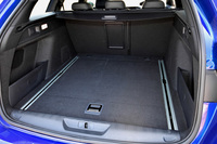 荷室容量は定員乗車時で610リッターを確保、後席を倒せば1660リッターまで広がる。