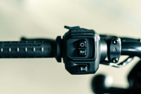 左スイッチボックスにはメーター画面の切り替えボタンなどを配置。かつては右と左にウインカーのボタンが分散していたハーレーだが、新世代のモデルでは、他の一般的なバイクと同じように、左スイッチボックスのレバーで左右の方向指示を行う方式が採用されている。