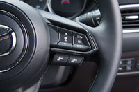 ステアリングホイールに備わる前走車追従機能付きクルーズコントロール（ACC）の操作スイッチ。ACCは上位2グレードでは標準装備、エントリーグレードの「XD」ではオプション扱いとなる。