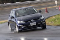 「クロスクライメート＋」を履いた「フォルクスワーゲン・ゴルフ」でハンドリング路へ。グリップ力の高さに驚く。