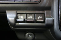 ダッシュボード下段に備わる、各種悪路走行支援機能のスイッチ。現行型でも「軽自動車なのにこんな装備が付いてるんだ！」と驚いたものだが……。あれ？　現行型から、なんか機能が増えてません？