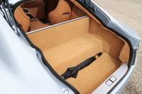 ラゲッジルームと乗員スペースを隔てている垂直の壁は、前方に倒すことができる。フロアに設置されている傘はオプション。