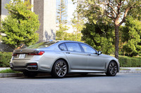 今回の試乗車は「M760Li xDrive」。標準モデルより140mm長いロングボディーにV型12気筒エンジンを搭載した、「7シリーズ」の最上級モデルである。