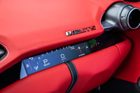 試乗車に装着されていた8.8インチのパッセンジャーディスプレイは、オプションとなるアイテム。外装に車名を示すエンブレム類はなく、ダッシュボードにのみ取り付けられている。