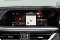 センターのタッチパネル式ディスプレイは8.8インチサイズ。カーナビや地上デジタルTVチューナーは標準で備わる。