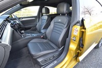 シートの表皮にはナパレザーを採用している。サイドサポートなどにカーボン調の模様がプリントされるほか、シートバックには「R」のステッチが施される。