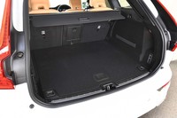 スクエアな形状の荷室は、側面に荷物を固定するためのベルトが備わる。写真は5人乗車時のポジション。