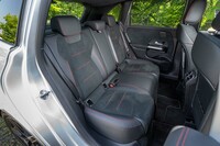 後席の足元はご覧のとおりに広々としている。前席の着座位置が高いため、シートの下につま先どころか足首まで入る。