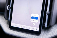 ドライブモードは「レンジ」「標準」「パフォーマンス」の3種類から選択できる。パフォーマンスモードではフロントモーターが常に作動するようになるとともに、アクセル操作に対する反応が鋭さを増す。