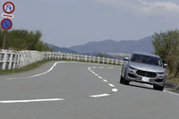 伊豆スカイラインを行く「レヴァンテ ディーゼル」。豊かなボディーサイズを感じさせない、優れたハンドリング性能を誇る。