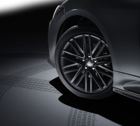 “リミテッドII”はマットブラック塗装の18インチ専用アルミホイールを装備する。