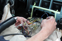 ヘッドユニットの奥から出てきた、こんがらがった配線の束。厄介な作業になりそうな予感が……。