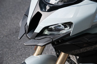 オンロードでのスポーティーな走りと快適性を両立するモデルとして、2015年に登場した「BMW S1000XR」。現行モデルは2代目にあたり、2019年11月のミラノショーで発表された。