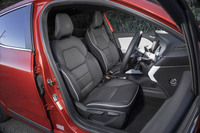 最上級グレード「インテンス テックパック」には、ヒーター付きフルレザーシートを標準装備。背もたれの調整はダイヤル式からレバー式に変更された。