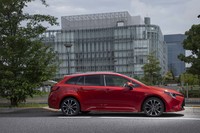 試乗車のボディーカラーは「レッドマイカメタリック」。「ブルーメタリック」とともにラインナップされた特別設定色だ。