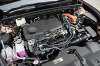 「X」や「G」系のグレードに搭載される「シリーズパラレルハイブリッド」。既存のトヨタ車、レクサス車に広く採用されるおなじみのパワートレインで、WLTCモードで22.4km/リッターという優れた燃費性能と、指定ガソリンがレギュラーという経済性がうれしい。（写真：向後一宏）