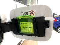 こちらはシュコダ各車に広く採用されているアイデア。燃料タンク用リッド裏側に差し込まれたアイススクレーパー。悪天候の日にドアやハッチを開けて室内を汚さなくてもよい。ついでに空気圧が見やすいようレンズ状になっている。