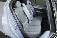 後席の広さはボディーサイズなりというところ。大人が乗っても特に不満のない空間だ。