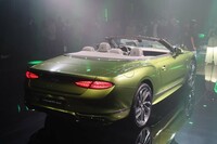 「溶岩のように灯る」と表現されるリアコンビランプも、デザインが改められた。