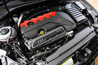 フロントに横置きされる5気筒ターボエンジン。新たにアルミ合金製のクランクケースを採用したことで、26kgの軽量化を実現した。