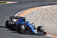 この週末好調だったアルピーヌだが、予選では中団勢のライバル、アルファタウリやアルファ・ロメオにも先を越されてしまい、エステバン・オコン8位、フェルナンド・アロンソ（写真）は9位だった。しかしレースとなるとアロンソの走りがさえわたり、オープニングラップでは、バンクのついたターン3で大外からオコンを抜き去り2つポジションアップ。さらに最終周にはフェラーリのサインツJr.を仕留め6位でフィニッシュしてしまうのだから2冠王者はだてじゃない。オコンはスターティンググリッドから1つ順位を落とし9位だった。（Photo=Alpine F1）