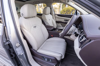 オプションの「マリナードライビングスペック」を選択すると、背もたれにベントレーのエンブレムが刺しゅうされたダイヤモンドキルト仕上げのシートが装備される。