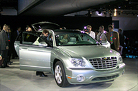 クライスラー・パシフィカ。地味だが、パシフィカは、現実性が高いから、プレスによって囲まれる。