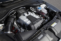 エンジンは3リッター直噴V6スーパーチャージャーのみ。ベース車にラインナップさている、2.8リッターV6自然吸気の設定はない。