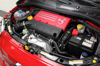 「アバルト500」比で、パワーが45ps、トルクは4.5kgm高められた1.4リッターターボユニット。