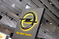 「Wir leben Autos」が記されたオペルのサイン。2010年ジュネーブショーで。