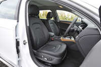 標準のシートはファブリックとなるが、試乗車にはオプションのレザーシートが装着されていた。