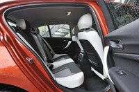 リアシートは60：40の分割可倒式。