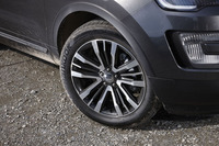 マシン切削加工が施された、「エクスプローラー タイタニアム」の20インチアルミホイール。テスト車には、ハンコックのタイヤ「ヴェンタスS1 ノーブル2 プラス」が組み合わされていた。