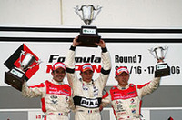 ウィナーのデュバルを中心に、2位トレルイエ（左）、3位松田（右）。