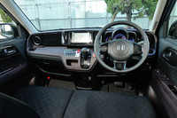 インテリアの様子。前席はご覧のようなベンチ式で、左右方向のウオークスルーが可能。全車、抗菌タイプのシート表皮（アレルクリーンシート）が採用されている。