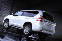 2009年9月に登場した現行型「ランドクルーザープラド」。2015年6月の改良ではディーゼルエンジンの採用に加え、2.7リッターガソリン車のトランスミッションが4段ATから6段ATに変更された。