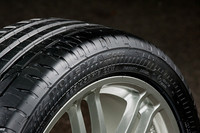 サイドウォールのレタリング内側にあるのが「クーリングフィン」。風を受けることで、サイドウォールの発熱を抑える。多少は走行抵抗になるものの、燃費に与える影響は「誤差の範囲」という。