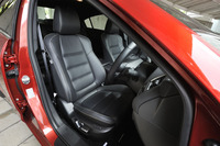 こちらはインテリアカラーがブラックとなる仕様。ピュアホワイトと同じくナッパレザーが使用されている。