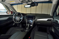 8インチディスプレイが中央にすえられるインテリア。シートやステアリングホイールは、グレードにかかわらずレザー仕様となる。