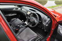 シック、スパルタン問わず、インテリアにはもう少し演出があってもいいかと思わせる。ただし、このあたりの不器用さがスバル／STIの魅力なのかもしれない。