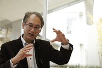 手塩にかけた新型「アウトランダー」の特徴について語る前氏。日本のSUV市場における競争の厳しさは認めつつも、「アウトランダー」の出来栄えに自信をのぞかせていた。