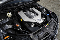 標準で457psを発生する6.2リッターV8エンジン。「パフォーマンスパッケージ」を選択すると「SLS AMG」と同じ鍛造ピストンやコンロッド、軽量クランクシャフトがあてがわれ、最大トルクはそのまま、最高出力は30ps増しの487psにアップする。