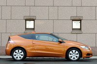 「低・短・ワイド」をモットーとする「ホンダCR-Z」。5ドアのハイブリッドモデル「インサイト」と比べると、310mm短く、45mm幅広く、30mm低い。