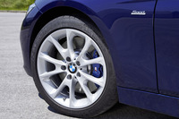 欧州仕様の標準のタイヤサイズは225/50R17。日本向けの「340iラグジュアリー」では225/45R18が装着される。
    