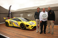 レッジャーニ氏（一番右）はランボルギーニ・モータースポーツの代表も務める。一番左はヴィンケルマンCEO、中央はブランパン副社長のアラン・デラムラ氏。