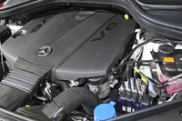 「GL350ブルーテック4MATIC」の3リッターV6ディーゼルターボエンジン。
    