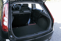 後席で6:4分割となっているのはシートバックのみで、座面は左右一体型である。それゆえ後席の折り畳み方法はダブルフォールディング式ながら、座面を跳ね上げて使用する場合は、シートバックを左右とも前傾させる必要がある。荷室サイズは実測値で、縦70cm、横は最大129cm、最小で99cm。