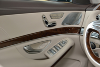 ドアパネル内側に並ぶ、シートおよびウィンドウの操作スイッチ。