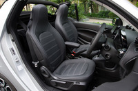 「スマート・フォーツー／フォーフォー」のターボ車には本革シートが装備される。